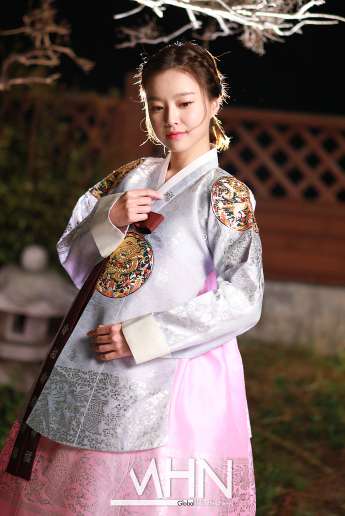 아직도 북한 뉴스 하면 핑크색 한복 아나운서 생각나?