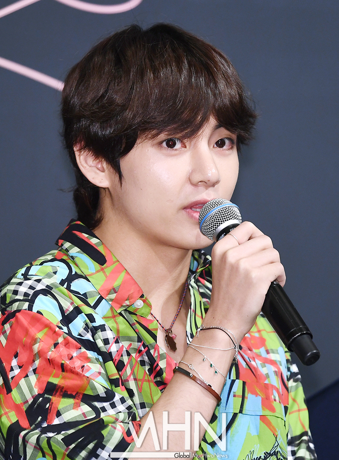 [포토] 방탄소년단 뷔 '시선가는 화려한 팔찌'