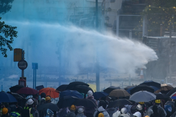   (홍콩 AFP=연합뉴스) 17일 홍콩의 홍콩이공대 인근에서 경찰이 시위대를 해산시키기 위해 물대포를 쏘고 있다.<br>