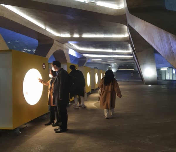 전시를 관람하는 시민들의 모습