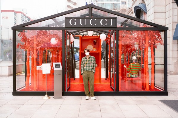 엑소 카이가 지난 15일 서울 압구정에 위치한 갤러리아 구찌 핀 팝업 스토어에 방문했다.