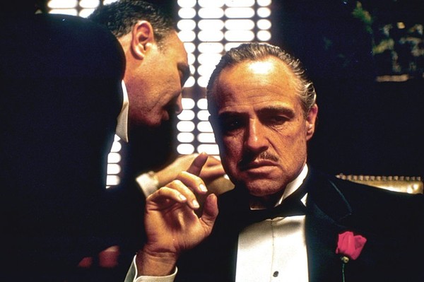 영화 '대부(The Godfather)'에서 돈 코를레오네로 분한 말론 브란도. 돈 코를레오네는 시칠리아에서 혈혈단신 미국으로 건너와 갱단의 두목으로 비약적인 성공을 거둔다. [사진=(주)예지림 엔터테인먼트]