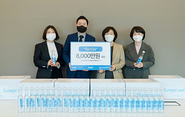 (삼성동 레페리 본사에서 진행된 전달식 현장, (좌측부터) 레페리 최인석 대표와 마케팅실 백선형 실장, 동방사회복지회 전예환 부장과 김대연 팀장)