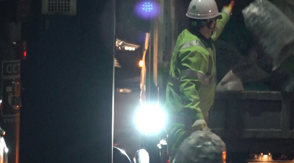 늦은 밤 생활 쓰레기를 치우는 미화원/사진=KBS 2TV '다큐멘터리 3일'