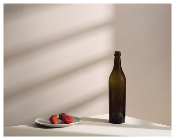 사진=갤러리 룩스, 김용훈 개인전 '사계' 봄의 과일인 딸기와 나란히 배치된 빈 병