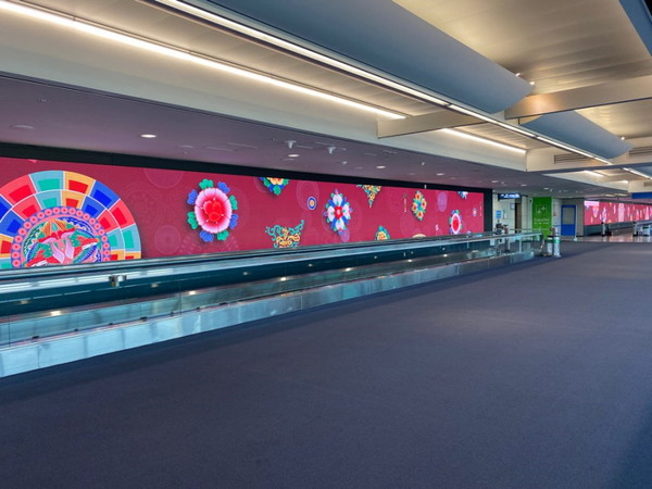 사진= 인천국제공항 제1터미널 동편 입국장(엔틀러)에 설치된 LED 미디어 월. 문화재청 제공