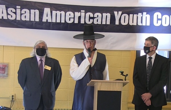 한복을 입은 마크 진너 시장/사진=테너플라이, 연합뉴스