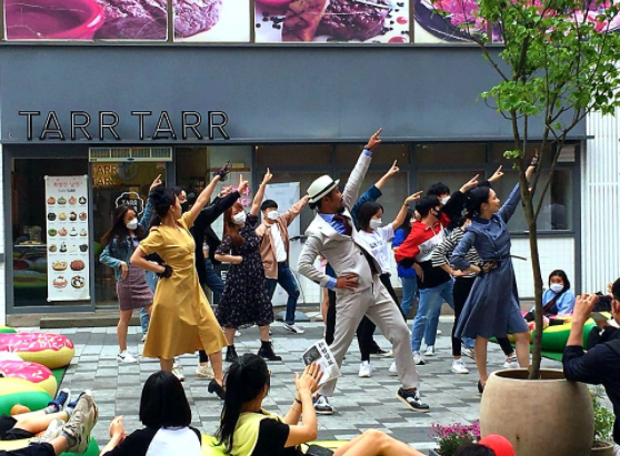 사진=축제를 즐기는 사람들. 춘천마임축제 제공