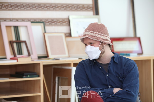 밤에 걸어도 안전해서 좋다는 펠릭스. 나나와 함께 4~5시간 산책을 즐긴다고 했다.