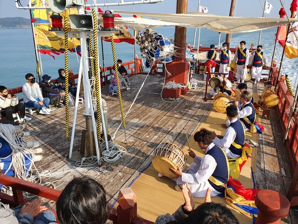 선상박물관 사물놀이 공연 (사진=국립해양문화재연구소 제공)