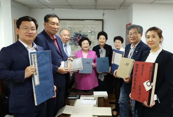 '한지대전'을 들고 기념촬영중인 추진단 위원. 사진=종이문화재단 제공
