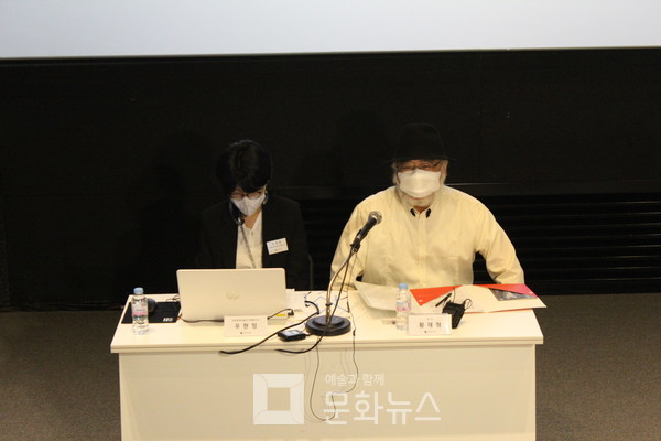 작품의도에 대해 설명하고 있는 황재형 작가