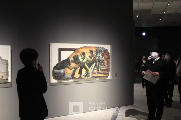 작품을 설명하고 있는 큐레이터