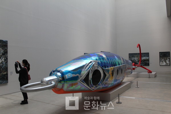 12미터 입체조형물 '메탈지그'. 가짜 미끼는 인간의 욕망을 부추기는 상품이라고 했다.