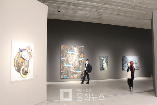 입체적인 구조로 과거와 현재의 작품을 동시에 관람할 수 있게 한 것이 이번 전시의 특징이다.