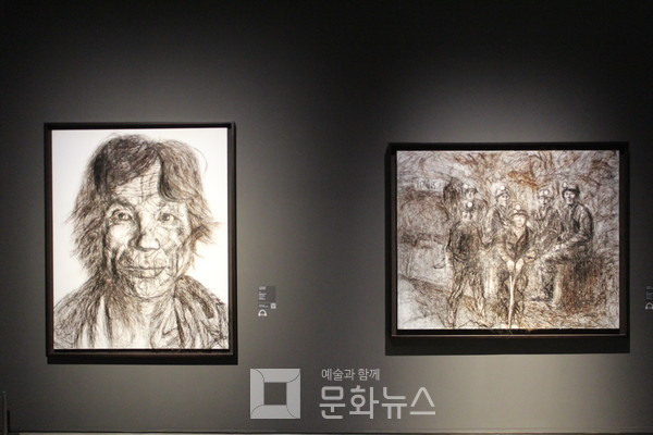 머리카락은 생명을 가진 존재라며 머리카락으로 작품을 완성했다.