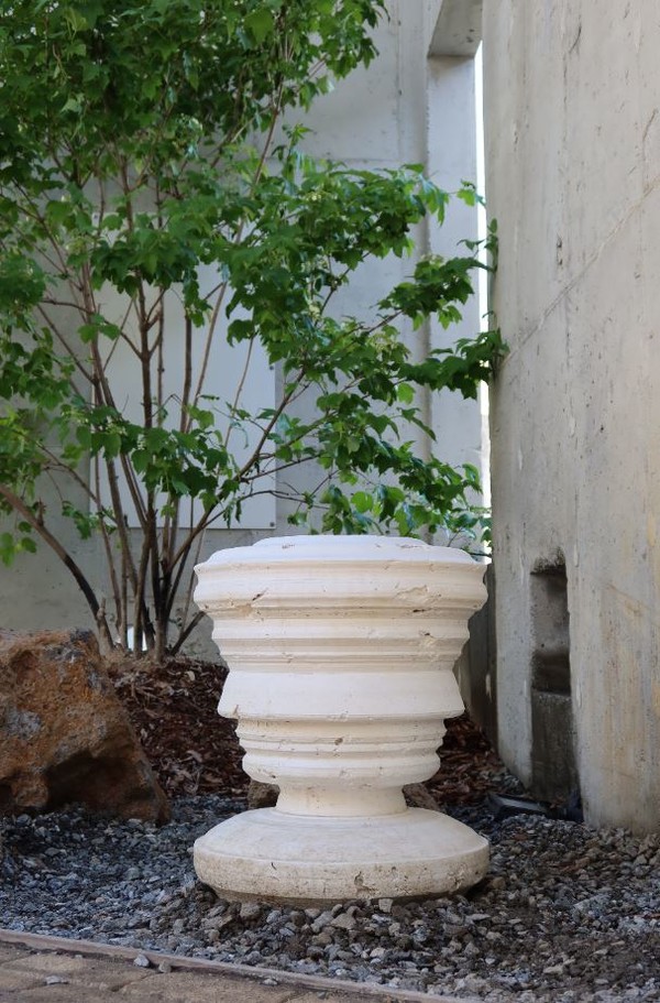 한광우, Series Movement Atom-돌 쥔 자의 머리 위에서, 2021, 석고 [사진=소다미술관 제공]