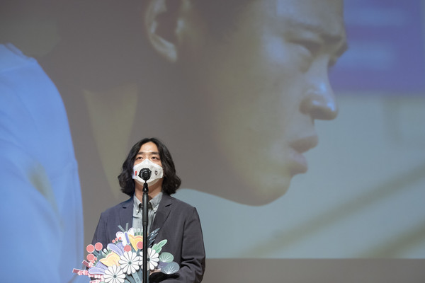 수상 소감을 하는 이정곤 감독 (사진제공=㈜키즈리턴)