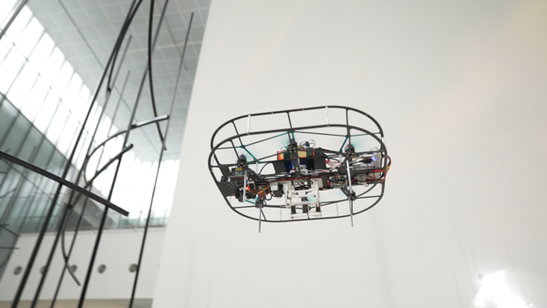 사진= 전시장을 비행 중인 AI드론