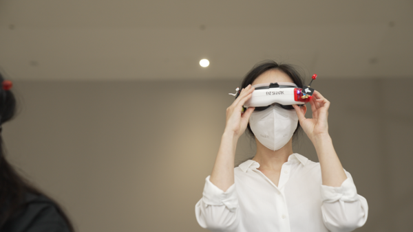 사진= 고글을 통해 실시간으로 영상을 보는 현장 관람객