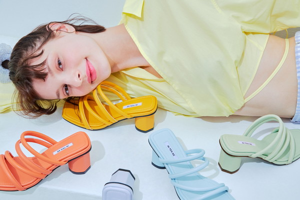 인텐스 바이 엘칸토 ‘마카롱 샌들’ 화보(사진=엘칸토 제공)