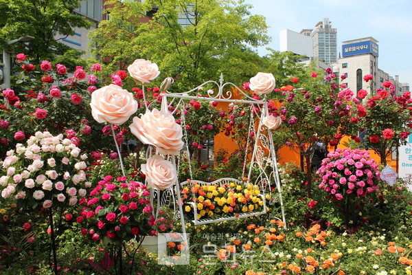 장미가 반겨주는 만리동공원