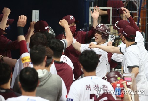 '승리를 향해' 5월 16일 서울 고척스카이돔에서 열린 2021 KBO 리그 키움 히어로즈 대 한화 이글스의 경기. 7회말 1사 1, 3루에서 키움 박동원이 3점 홈런을 치고 홈인한 뒤 동료들고 기쁨을 나누고 있다. [연합뉴스 자료사진]