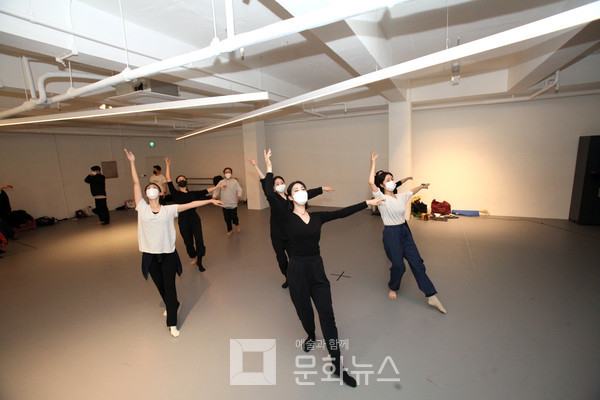 ​'목멱산59' 참여 단원들이 춤 동작을 연습하고 있다.