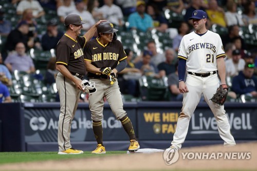 3루타 친 김하성 격려하는 샌디에이고 보비 디커슨 3루 코치[게티이미지/AFP=연합뉴스]