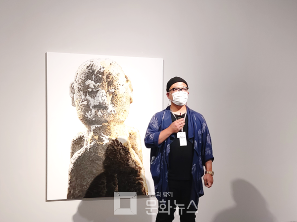 김산 작가가 작품에 대해서 설명하고 있다.
