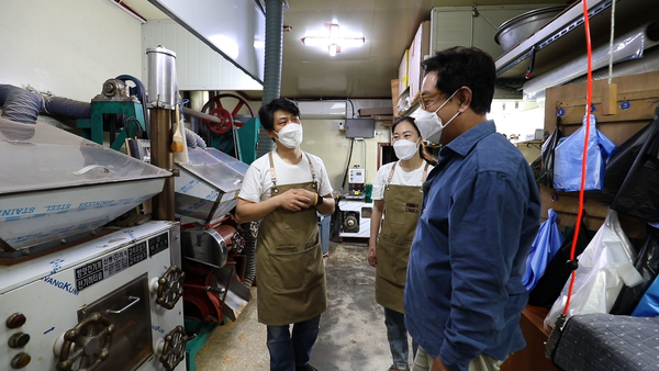 조혜연, 김광성 부부의 제분소 내부 모습.