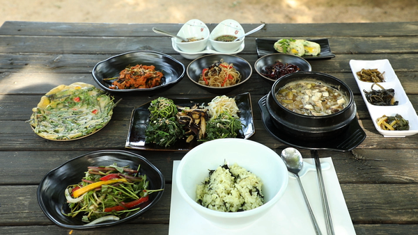 철원 돌미나리로 만든 밥상.