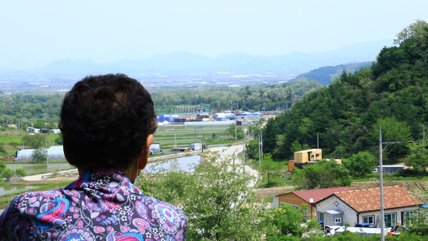 실향민의 아픔. 반대편에 흐릿하게 보이는 산은 북한의 영토이다.
