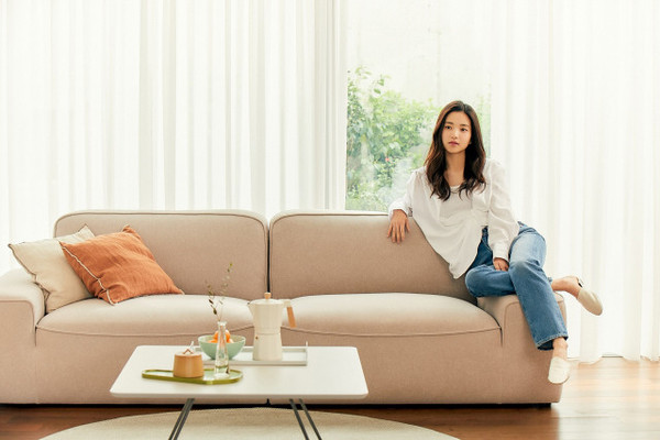 일룸 코펜하겐 소파에서 티타임을 가지며 휴식을 취하는 배우 김태리/사진=일룸 제공