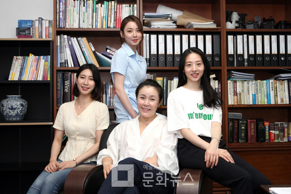 왼쪽부터 박하영 무용수, 장현수 안무가(가운데), 한예진·이승아(위) 무용수