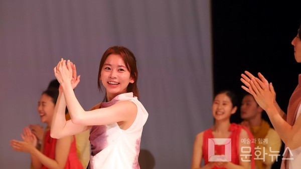 공연을 마치 무용수들이 박수로 서로를 응원하고 있다./가운데 이승아 무용수
