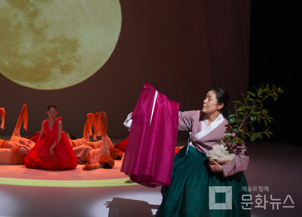 안무가 장현수가 지모신으로 등장하며, 마무리되는 목멱산59 공연