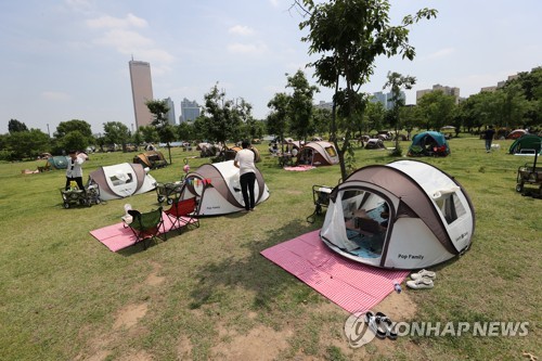 6일 오후 서울 여의도 한강공원, 무더위에 텐트 집결 / 사진 = 연합뉴스 제공