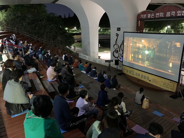 지난해 영동3교 야외공연장에서 열린 '내 집 앞 세계 영화제' 모습/사진=강남구 제공