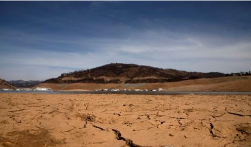 사진=연합뉴스 제공 / 가뭄으로 바짝 말라 갈라진 미 캘리포니아 주 오러빌 호수의 제방