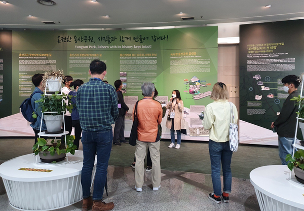 용산공원 플랫폼 전시 해설을 듣고 있는 시민들(1) / 사진 = 서울시  제공