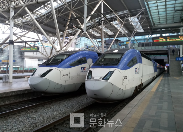 서울역에 정차 중인 KTX