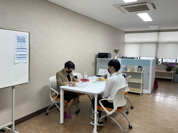 지난 3일 서울강서캠퍼스는 상담ISC와 손잡고 고숙련 일학습병행(P-TECH) 학습근로자 대상 ‘NCS기반 상담 컨설팅’을 실시했다. 일학습병행 학습근로자(오른쪽)가 전문가의 상담을 받고 있다.