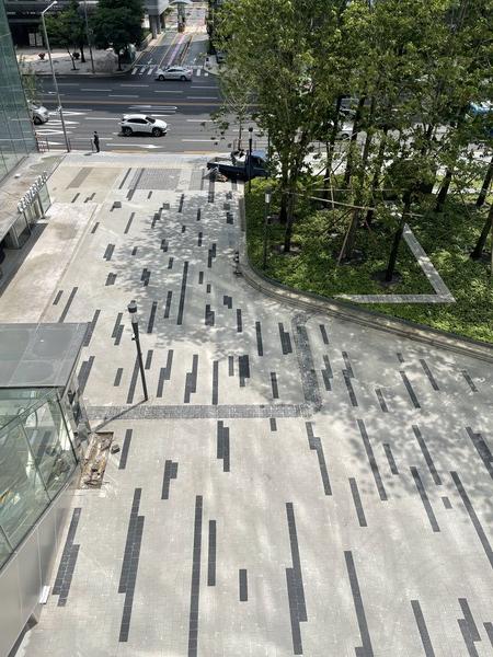바위와 부딪힌 후 퍼져나가는 물결을 형상화한 바닥 랜드스케이프/사진=미쯔이 준 앤 어소시에이츠 아키텍츠(Jun Mitsui & Associates Inc. Architects) 제공
