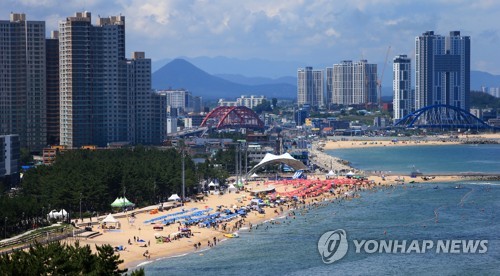 주말 전국 대부분이 무더울 것으로 예상된다. 사진은 속초해수욕장 모습/연합뉴스 제공