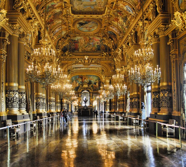 오페라 가르니에 2층에 위치한 대연회장. 화려함의 정점을 보여주는 베르사유 궁전의 거울의 방을 모티브로 지어졌다./사진=©pixabay