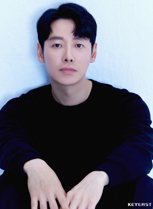 배우 김동욱 새 프로필 / 사진=키이스트 제공