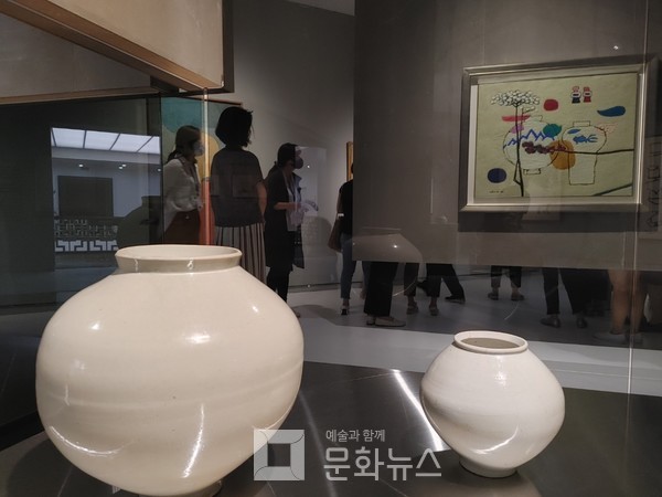달항아리를 관통해 김환기 작품을 관람할 수 있습니다.