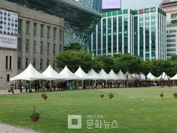서울시청 앞 선별진료소에 코로나19 검사를 받으려는 시민이 길게 줄을 서고 있다. (사진=문화뉴스DB)
