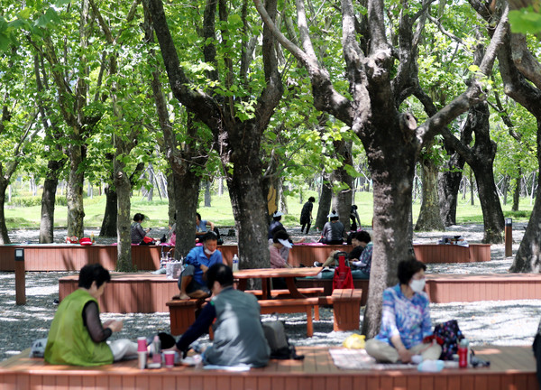 무더위를 피해 그늘에 앉은 시민들 / 사진 = 연합뉴스 제공